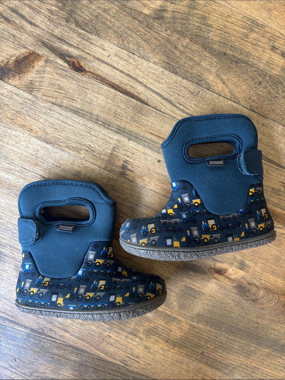 Boys Choo Choo BOGS Size 8